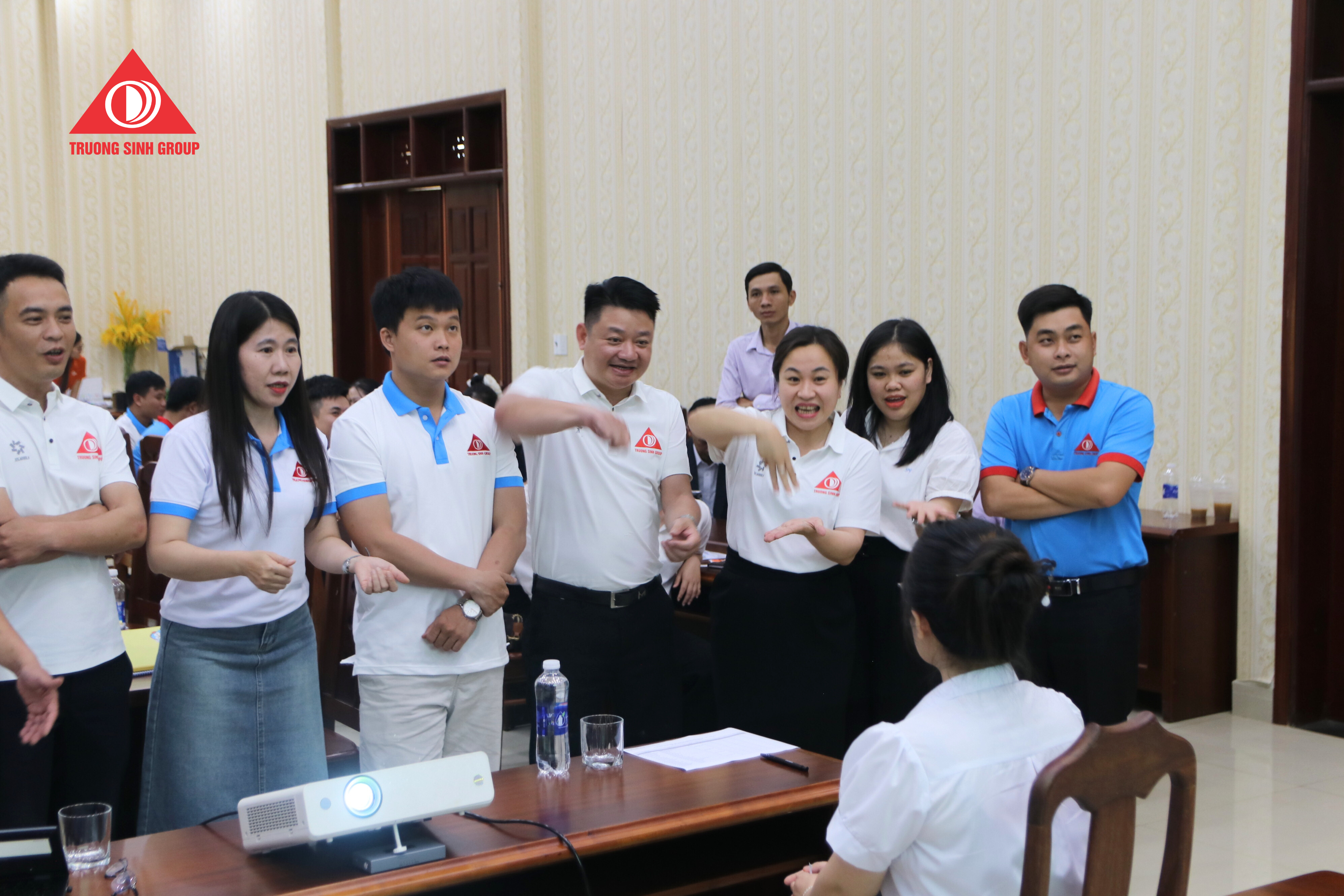 CBNV tích cực tham gia hoạt động nhóm trong buổi đào tạo kỹ năng bán hàng chuyên sâu 